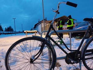 policjanci podczas patrolu obszarów kolejowych