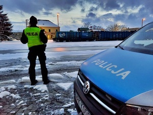 policjanci podczas patrolu obszarów kolejowych