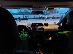 policjanci we wnętrzu radiowozu