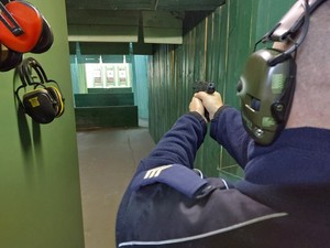 turniej strzelecki z udziałem policjantów