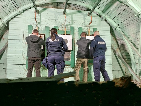 turniej strzelecki z udziałem policjantów