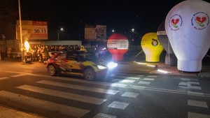 samochód wyścigowy podczas nocnego odcinka rajdu