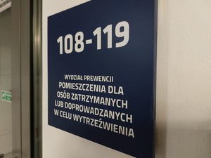 tabliczka informacyjna o treści wydział prewencji pomieszczenia dla osób zatrzymanych lub doprowadzanych w celu wytrzeźwienia