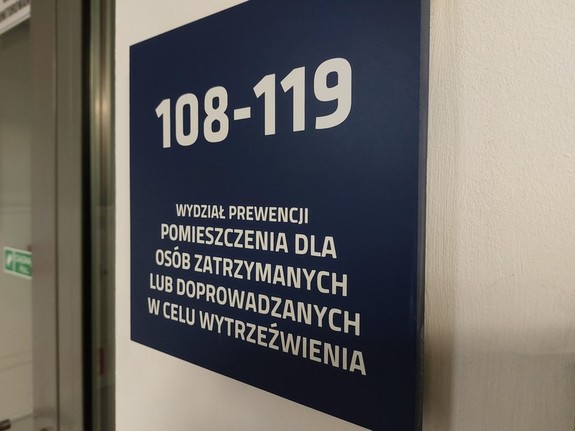 tabliczka informacyjna o treści wydział prewencji pomieszczenia dla osób zatrzymanych lub doprowadzanych w celu wytrzeźwienia