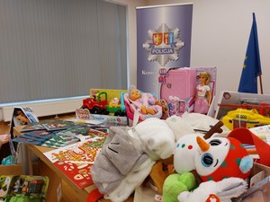 prezenty przygotowane przez krośnieńskich policjantów dla chorych dzieci