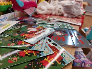 prezenty przygotowane przez krośnieńskich policjantów dla chorych dzieci