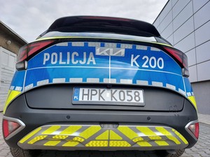 tylna część radiowozu z elementami odblaskowym oraz napisem policja i numerem taktycznym k200