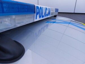 belka dachowa radiowozu z napisem policja