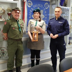 harcerze podczas przekazania światełka betlejemskiego policjantowi