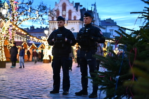 policyjny patrol na tle świątecznej dekoracji starówki