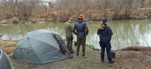 funkcjonariusze podczas kontroli miejsc dystrybucji ryb oraz łowisk nad Wisłokiem