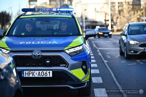 policyjny radiowóz w ruchu miejskim