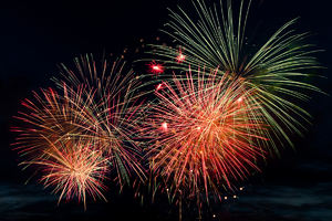 sztuczne ognie na tle ciemnego nieba