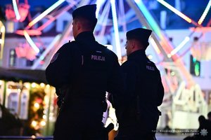 dwaj policjanci na tle świątecznych iluminacji