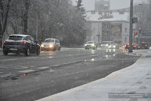 miejski ruch uliczny i opady śniegu