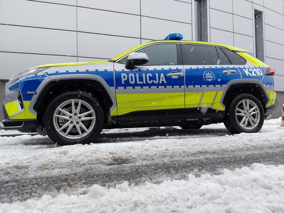 ośnieżony radiowóz