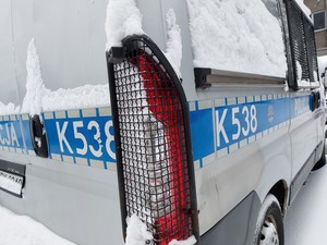 tylna część ośnieżonego radiowozu