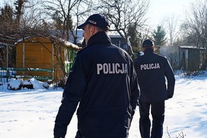 policjanci podczas sprawdzenia miejsc potencjalnego przebywania osób bezdomnych