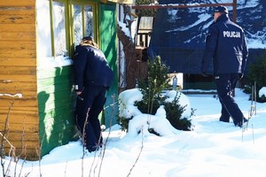 policjanci podczas sprawdzenia miejsc potencjalnego przebywania osób bezdomnych