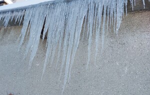 nawis lodowy na dachu budynku