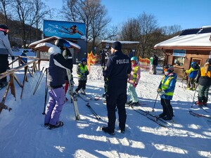 policjanci podczas spotkań z narciarzami na stokach narciarskich