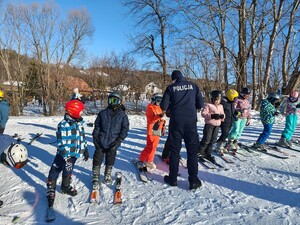 policjanci podczas spotkań z narciarzami na stokach narciarskich