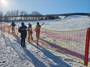 policjanci podczas spotkań z narciarzami na stokach narciarskich