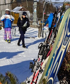 policjanci podczas spotkań z narciarzami na stokach narciarskich