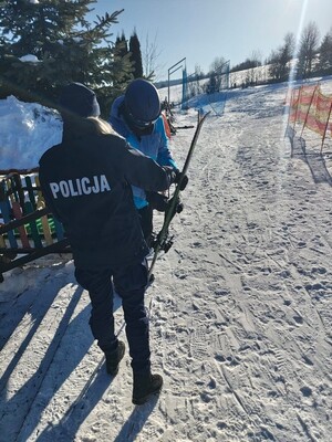 policjanci podczas spotkań z narciarzami na stokach narciarskich