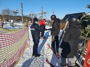 policjanci podczas spotkań z narciarzami na stokach narciarskich