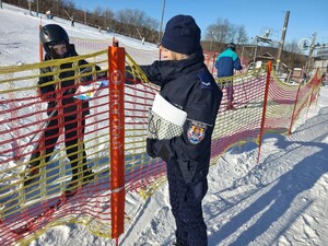 policjanci podczas spotkań z narciarzami na stokach narciarskich