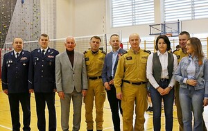 turniej piłki siatkowej z udziałem policjantów i przedstawicieli służb ratowniczych regionu