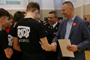 turniej piłki siatkowej z udziałem policjantów i przedstawicieli służb ratowniczych regionu