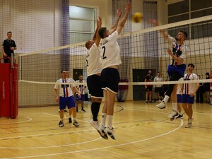 turniej piłki siatkowej z udziałem policjantów i przedstawicieli służb ratowniczych regionu