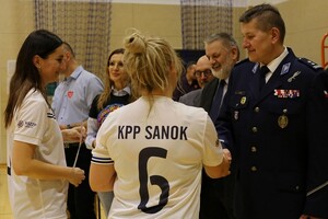 turniej piłki siatkowej z udziałem policjantów i przedstawicieli służb ratowniczych regionu