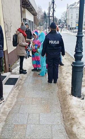 turniej piłki siatkowej z udziałem policjantów i przedstawicieli służb ratowniczych regionu