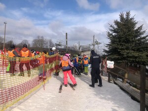 zdjęcia z działań profilaktyczno-edukacyjnych na stoku oraz lodowisku