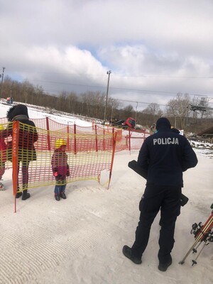 zdjęcia z działań profilaktyczno-edukacyjnych na stoku oraz lodowisku