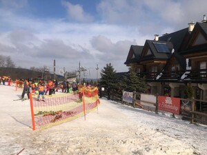 zdjęcia z działań profilaktyczno-edukacyjnych na stoku oraz lodowisku