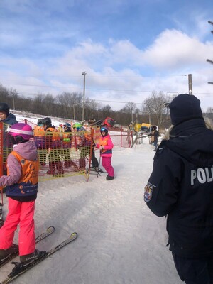 zdjęcia z działań profilaktyczno-edukacyjnych na stoku oraz lodowisku