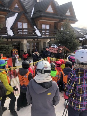 zdjęcia z działań profilaktyczno-edukacyjnych na stoku oraz lodowisku