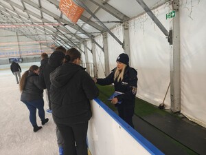 zdjęcia z działań profilaktyczno-edukacyjnych na stoku oraz lodowisku