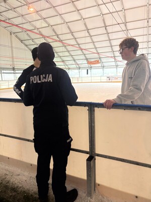 zdjęcia z działań profilaktyczno-edukacyjnych na stoku oraz lodowisku