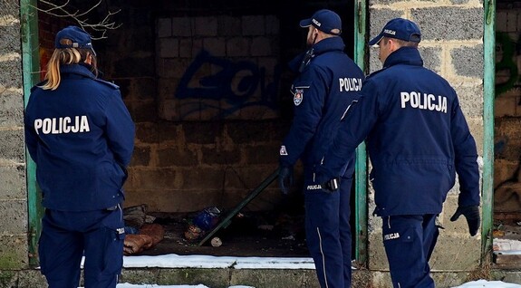 Zdjęcie ukazujące sylwetki trzech funkcjonariuszy