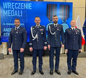 na zdjęciu znajdują się funkcjonariusze, którzy zostali odznaczeni medalami podkomisarza Policji Andrzeja Struja