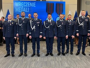na zdjęciu znajdują się funkcjonariusze, którzy zostali odznaczeni medalami podkomisarza Policji Andrzeja Struja