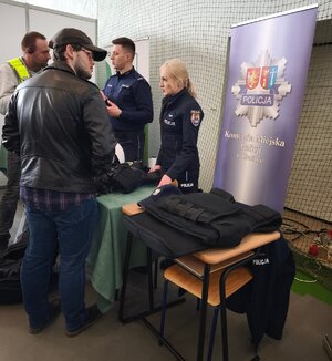 zdjęcia przedstawiają funkcjonariuszy promujący zawód policjanta oraz uczestników XIII Targów Pracy
