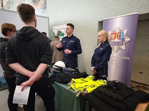 zdjęcia przedstawiają funkcjonariuszy promujący zawód policjanta oraz uczestników XIII Targów Pracy