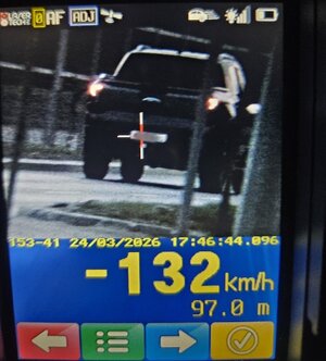 zdjęcia przedstawiające pojazdy, które przekroczyły dopuszczalną prędkość jazdy
