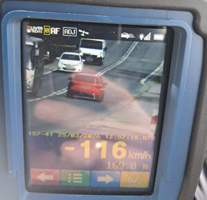 zdjęcia przedstawiające pojazdy, które przekroczyły dopuszczalną prędkość jazdy